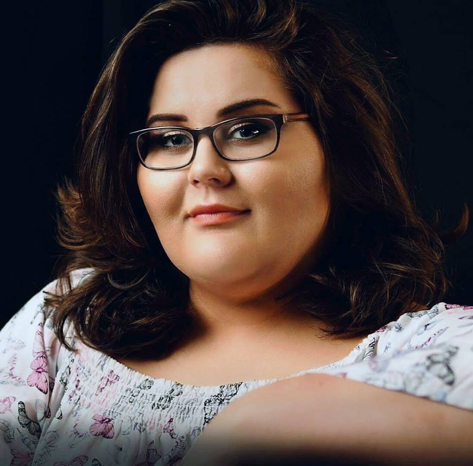 Andrea — Singergram singing telegram performer