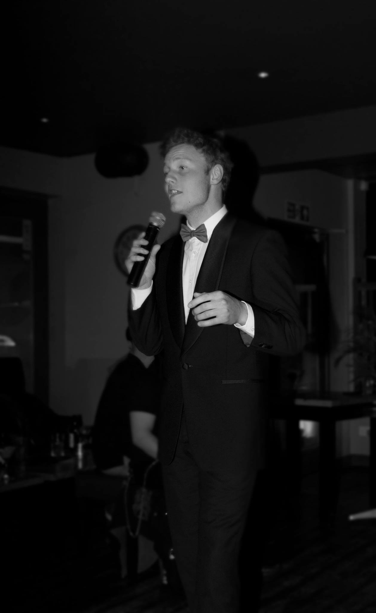 Curtis — Singergram singing telegram performer