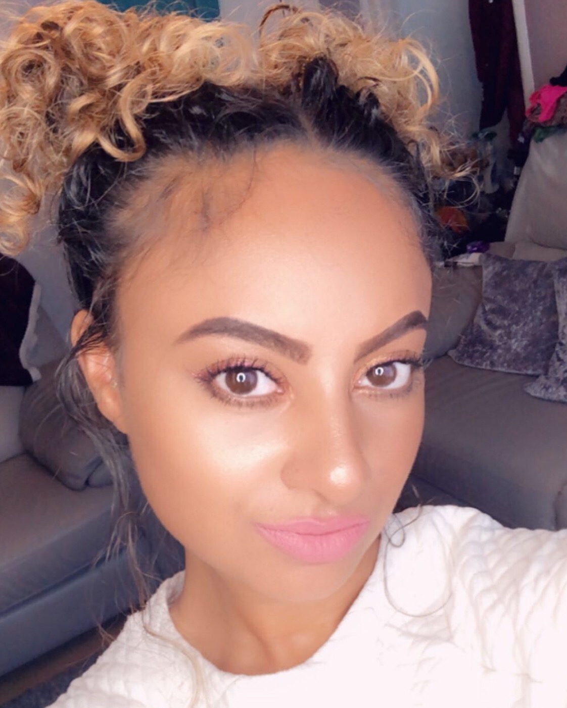 Justina — Singergram singing telegram performer