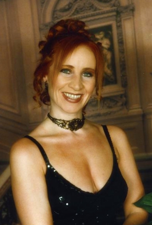 Miss Bond ! — Singergram singing telegram performer