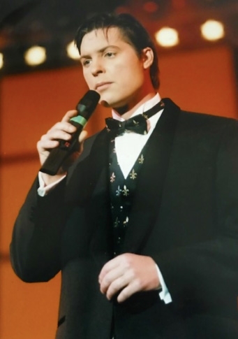 Simon — Singergram singing telegram performer